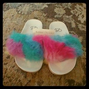 Bobbie Brooks girls fuzzy flip flops